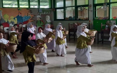 Lincah dan Ceria, Ekstrakurikuler Tari Kelas 1 MIN 11 Gunungkidul Latih Tari Mbok Jamu